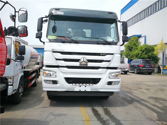 重汽后双桥同步碎石封层车