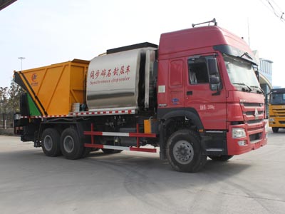 重汽豪沃后双桥同步碎石封层车