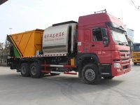 重汽豪沃后双桥同步碎石封层车