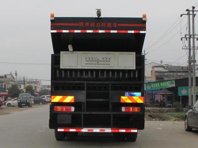 重汽豪沃后双桥同步碎石封层车